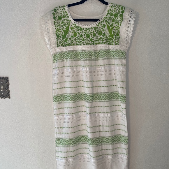 Mexican handmade floral embroidered waist tie dress - Picture 2 of 12